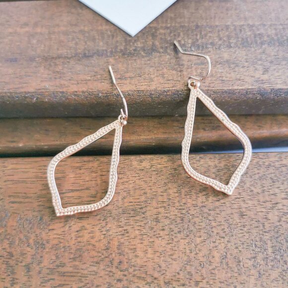 Kendra Scott Sophia Drop Earrings. Rose Gold - Picture 2 of 3